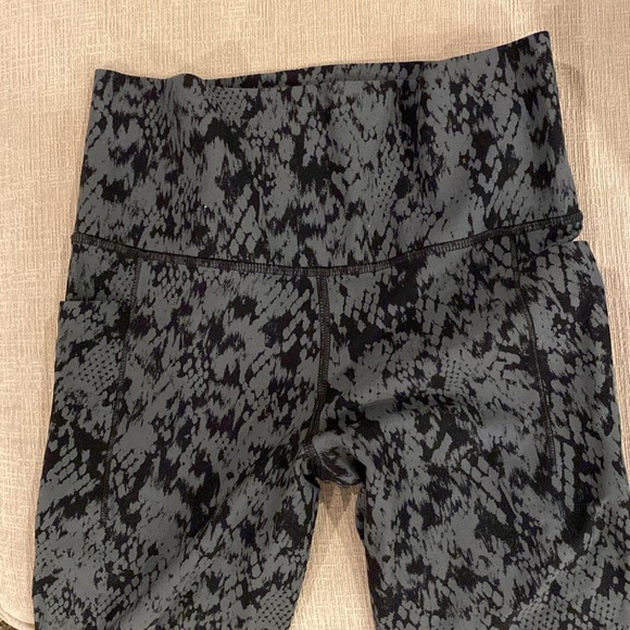 ATHLETA Salutation Stash Pocket Python Black Printed 7/8 Tight - Picture 2 of 6